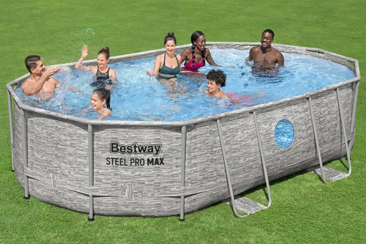 בריכה אובלית עילית Bestway Steel Pro Max עם חלונות, אנשים בתוך הבריכה על דשא | bestpool