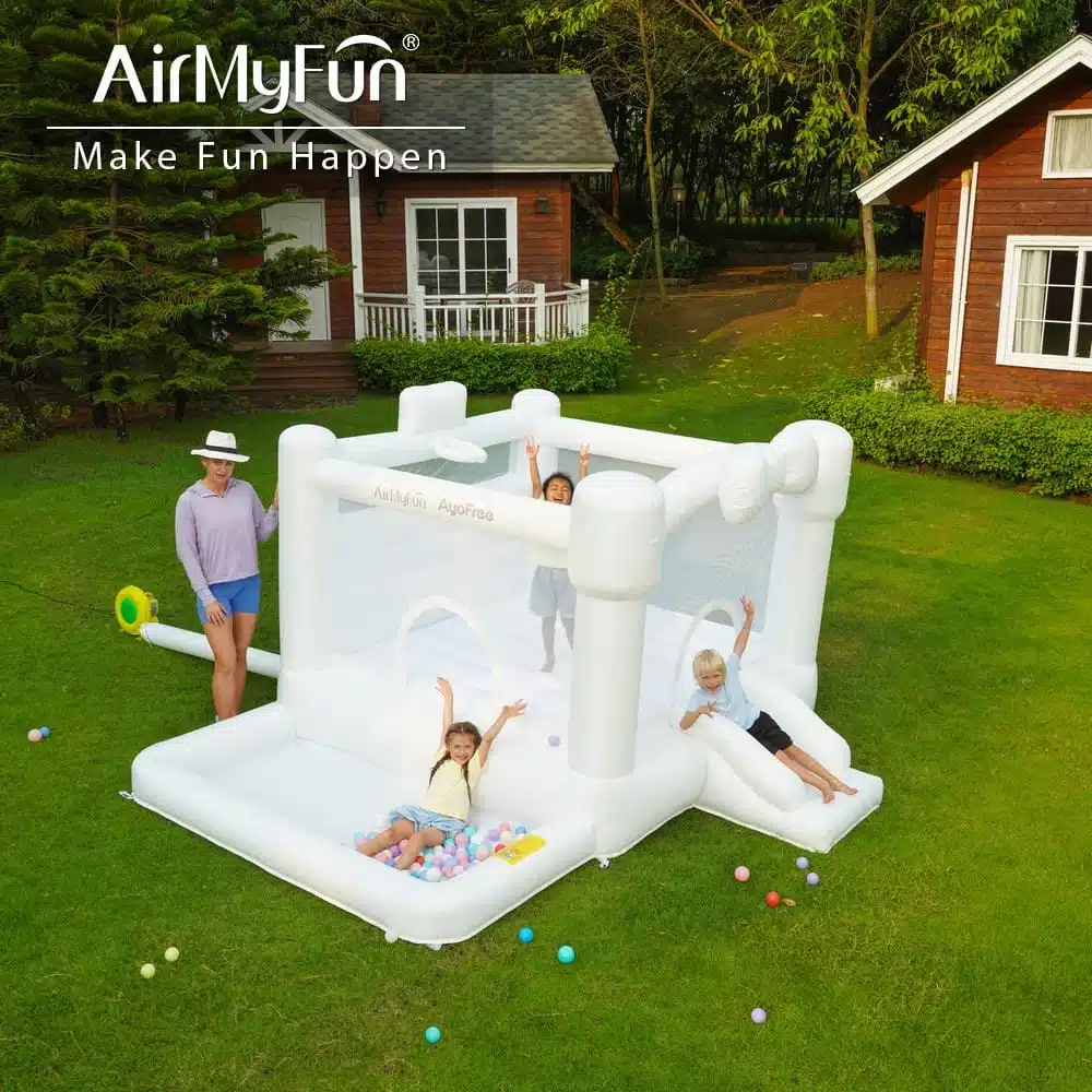 AirMyFun מתנפח טירה לבנה לחצר – דגם D82097 | bestpool טירה מתנפחת לבנה בחצר עם מגלשה קטנה ושלושה ילדים משחקים | bestpool